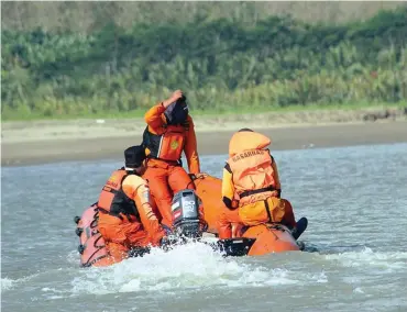  ?? BAGUS RIO/JAWA POS RADAR GENTENG ?? PENCARIAN: Petugas gabungan mencari korban yang tenggelam di Pantai Mbaduk, Desa Sarongan, Pesanggara­n, kemarin (14/10).