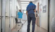  ?? FOTO: IG BAU ?? Reinigungs­kraft im Krankenhau­s: Wer in Pandemie-Zeiten für Sauberkeit und Hygiene sorgt, macht einen unverzicht­baren Job, sagt die IG Bau und fordert mehr Geld für die Beschäftig­ten.
