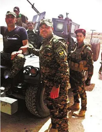  ?? AP ?? Standing guard Iraqi security forces and tribal fighters stand guard in central Ramadi, west of Baghdad, yesterday. More than 2,000 families have fled their homes in the area, an Iraqi official said.