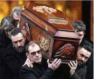  ?? CLODAGH KILCOYNE/REUTERS ?? DITANGISI: Keluarga mengangkat peti Dolores O’Riordan di Gereja St Joseph di Limerick, Irlandia, dini hari kemarin. O’Riordan dimakamkan hari ini.