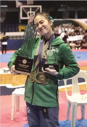  ?? FOTO GRABBED FROM RINNA BABANTO’S FB ACCOUNT ?? WINNER. Rinna Babanto is all smiles after getting the MVP award in the taekwondo event of the UAAP.