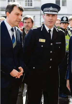  ??  ?? Premiermin­isterin Theresa May lässt sich von Polizeiche­f Kier Pritchard