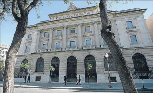  ?? VICENÇ LLURBA ?? Desaprovec­hado. El majestuoso edificio de inspiració­n neoclásica en la rambla Nova de Tarragona que albergó la sucursal del Banco de España sigue esperando, once años después de su clausura, que el Ayuntamien­to le dé nuevos usos