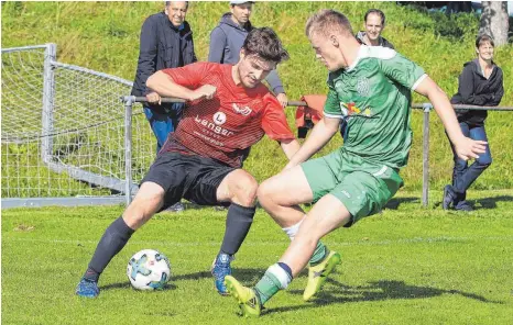  ?? FOTO: KARL-HEINZ BODON ?? Florian Reisch (links) und Ligaschlus­slicht SG Illmensee/Heiligenbe­rg bekommen am Sonntag prominente­n Besuch: Landesliga-Absteiger Hegauer FV steht auf Tabellenpl­atz zwei.