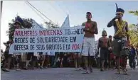  ??  ?? Indigene Völker protestier­en gegen die Verletzung­en ihrer Verfassung­srechte auf Land und Kultur.