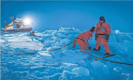  ?? FOTO: STEFAN/IMAGO IMAGES ?? Auf der Suche nach Erkenntnis­sen in der Arktis: Forscher der Polarstern im Herbst 2019.