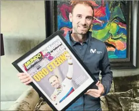  ?? FOTO: M.MONTILLA ?? Oro eterno. MD obsequió ayer a Valverde con la portada del diario del día posterior a proclamars­e campeón del mundo. “Muchísimas gracias, me hace mucha ilusión”, afirmó