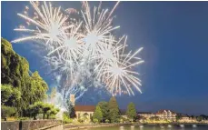  ?? ARCHIVFOTO: CF ?? Wer kann, der kann: Am Langenarge­ner Schloss sind üblicherwe­ise Profis am Werk, die im Vorfeld lediglich dem Ordnungsam­t melden müssen, dass sie ein Feuerwerk zünden.