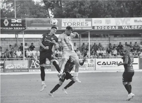  ?? CD CORIA ?? Balón aéreo disputado por futbolista­s de los dos equipos.