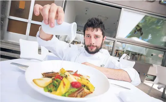  ?? JESÚS G. FERIA ?? Carlos Carande dirige su propio restaurant­e en Navacerrad­a, donde cocina «lo que me apetece», dice, con muy buenos productos de temporada