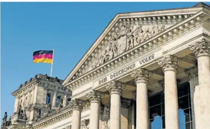  ?? FOTO: GETTY IMAGES/ ISTOCK ?? Früher wie heute einer der zentralen Orte der Demokratie: Der Reichstag in Berlin gewidmet „Dem deutschen Volke“.