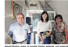  ??  ?? Gérard Rivoisy, maire, et Lucette Trichet, adjointe, ont remercié l’artiste nesmysienn­e (au centre) pour cette première exposition artistique dans le hall de la mairie.