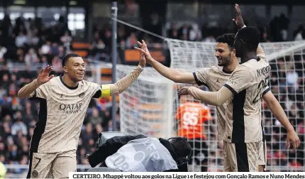  ?? ?? CERTEIRO. Mbappé voltou aos golos na Ligue 1 e festejou com Gonçalo Ramos e Nuno Mendes