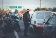  ??  ?? El Gobierno de Argentina ordenó endurecer la cuarentena en el área metropolit­ana de Buenos Aires y en el Chaco.