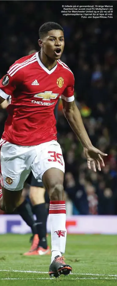  ??  ?? Et billede på et gennembrud: 18-årige Marcus Rashford har scoret mod FC Midtjyllan­d i sin debut for Manchester United og er på vej ud til ungdomsspi­llerne i hjørnet for at fejre sit mål. Foto: Jon Super/Ritzau Foto