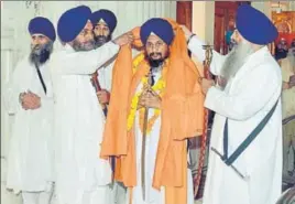  ?? SAMEER SEHGAL/HT ?? Takht Kesgarh Sahib jathedar Giani Raghubir Singh (right) presenting siropa to acting Akal Takht jathedar Giani Harpreet Singh at the Golden Temple in Amritsar on Tuesday.