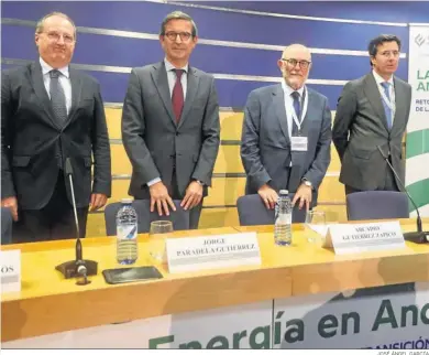  ?? JOSÉ ÁNGEL GARCÍA ?? Luis Fernández Palacios (CEA); Jorge Paradela, consejero de Industria; Arcadio Gutiérrez (Enerclub) y José Casas (Endesa).