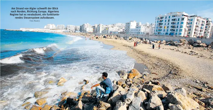  ?? Foto: Reuters ?? Am Strand von Algier schweift der Blick nach Norden, Richtung Europa. Algeriens Regime hat es verabsäumt, ein funktionie­rendes Steuersyst­em aufzubauen.