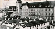 ??  ?? Die Elias-Holl-Schule in der Jakobervor­stadt diente als Reservelaz­arett. Der Schulhof war mit Baracken für Kranke überbaut.