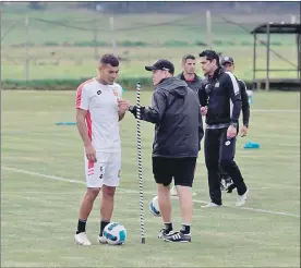  ?? XCA ?? El central argentino Rodrigo Díaz y el profesor Luis García.