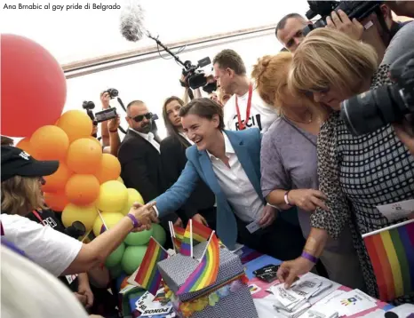  ??  ?? Ana Brnabic al gay pride di Belgrado