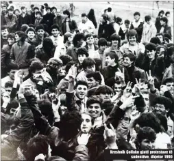  ??  ?? Kreshnik Çollaku gjatë protestave të sudentëve, dhjetor 1990