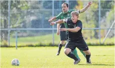  ?? FOTO: VOLKER STROHMAIER ?? Der SV Erlenmoos (r. Rafael Birkle) hatte gegen Mittelbibe­rach (hier Sebastian Baur) das Nachsehen.