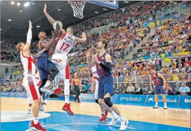  ??  ?? FUERZA. Rakim Sanders penetra ante la defensa de Vicent Poirier. El Barcelona ya está en semifinale­s.