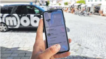  ?? FOTO: OMOBI ?? Den Bus rufen per App: Mit einer intelligen­ten Software wissen die Nutzerinne­n und Nutzer dann auch immer, wo sich der Bus, den sie gebucht haben, gerade befindet. Warten müssen sie nicht länger als ein paar Minuten.