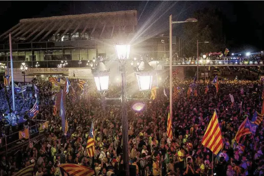  ?? Foto di Fabio Bucciarell­i ?? Mobilitazi­one permanente La festa di chiusura della campagna pro indipenden­za Sotto, presidio davanti a un seggio e manifestan­ti in piazza