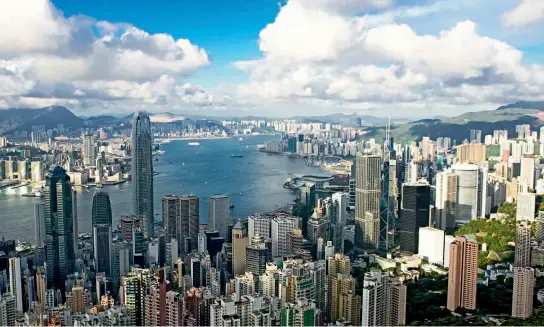  ?? Cnsphoto ?? La revista estadounid­ense National Geographic seleccionó a Victoria Harbour como uno de los 50 sitios de interés que debemos visitar en la vida.