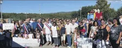  ?? (Photo Y. D.) ?? Les parents d’élèves réunis autour du maire Anne Houy, ses adjoints, Rolland Balbis, président de la CCLGV, Sylvie Benichou, directrice de l’école, ont manifesté hier contre la fermeture d’une classe de maternelle.