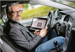  ??  ?? Philipp Rohde würde seinen Wagen am liebsten schon heute per Laptop oder Handy steuern. Autonomes Fahren, sagt er, sei ein spannendes Thema für Wirtschaft­sinformati­ker.