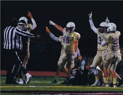  ?? PHOTOS BY BRANDON VALLANCE - SANTA CRUZ SENTINEL ?? Scotts Valley High’s defense pleads for a turnover ruling against St. Francis on Thursday night at Santa Cruz High.