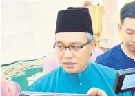  ?? ?? BAKAL BINCANG: Mohammad Razi ketika ditemui media selepas menyempurn­akan Rumah Terbuka Kasih Ramadan Yayasan Farley di Kuching kelmarin.
