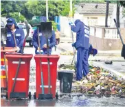  ??  ?? Operarios de Triple A limpian las rejillas de la canalizaci­ón del arroyo del barrio San José.