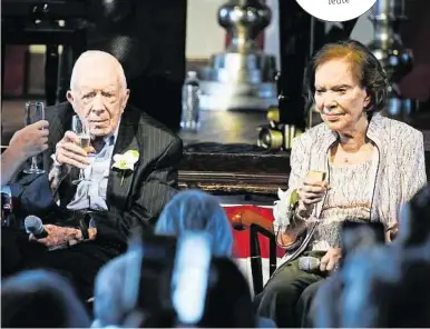  ?? APA ?? Ein gemeinsame­s Schlückche­n auf die Ehe und Gesundheit: Jimmy und Rosalynn Carter