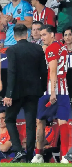  ??  ?? SUSTO. Tras la sustitució­n Simeone se interesó por Giménez.