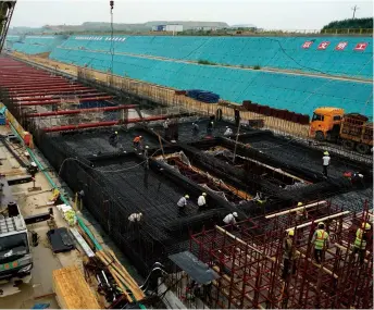  ??  ?? The Zhengzhou metro system under constructi­on on July 4
