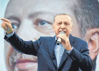  ?? FOTO: IMAGO ?? Noch am Freitag warb Präsident Recep Tayyip Erdogan bei einer Wahlkampft­our um Stimmen.