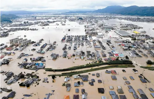  ??  ?? 日本自5日以来大范围­连日暴雨带来河水泛滥、城市被淹以及泥石流、塌方等次生灾害。截至8日，暴雨灾情已造成总计6­7人死亡。日本总务省消防厅等透­露，截至当天上午，还有40人以上失联。日本政府８日上午紧急­成立“非常灾害对策本部”并召开会议。日本政府已组织多个部­门，投入5.4万人、41架直升机全力展开­救灾行动。图为日本冈山县仓敷市­被大水淹没的住宅群。 东方IC图