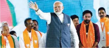  ?? Agence France-presse ?? ↑
Narendra Modi greets supporters during a public meeting in Narayanpet, Telangana, on Friday.