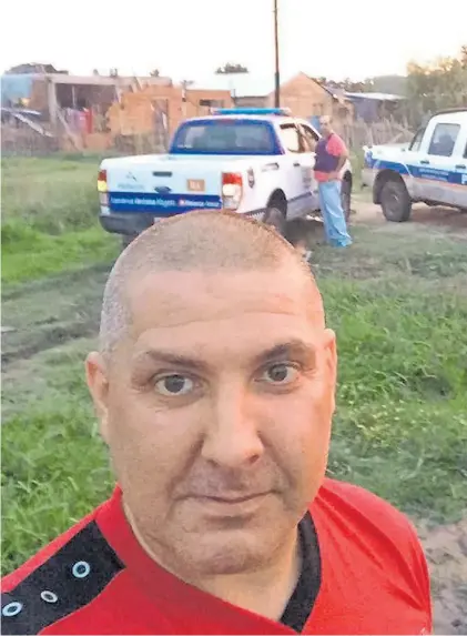  ??  ?? En primer plano. Mauricio Puñales (44), con dos móviles de la Policía Local de La Matanza detrás suyo.