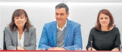  ?? EP ?? Pedro Sánchez, en la reunión de ayer de la Ejecutiva socialista, entre Lastra y Narbona.