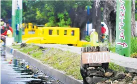  ??  ?? Los sitios donde se revende la gasolina están señalizado­s como se observa aquí.