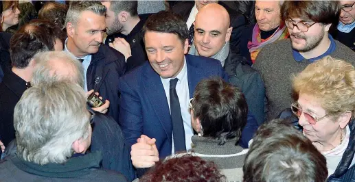  ??  ?? In campagna Matteo Renzi, 43 anni, ieri alla Camera di commercio di Brescia