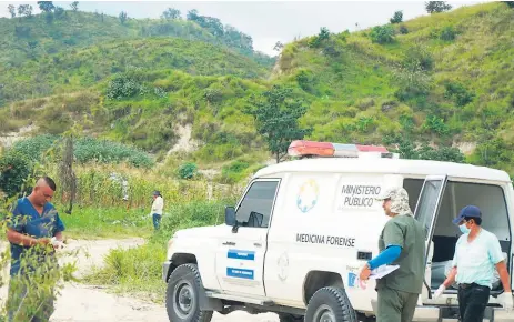  ??  ?? ESCENA. Dos jóvenes encontraro­n asesinados ayer en el sector La Balastrera, sector Loma Linda, Choloma.