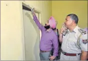  ??  ?? A forensic expert inspecting the spot at Dugri police station in Ludhiana where the accused committed suicide. GURPREET SINGH/HT