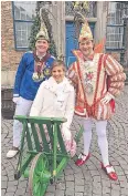  ?? RP-FOTO: ALESSA BRINGS ?? Tonnenbaue­r Niels, Bäuerin Franzi und Prinz Christian (v.l.)