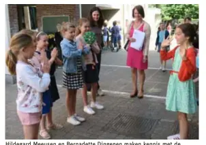  ??  ?? Hildegard Meeusen en Bernadette Dingenen maken kennis met de speeltjes die de leerlingen zelf uitvonden en demonstree­rden.